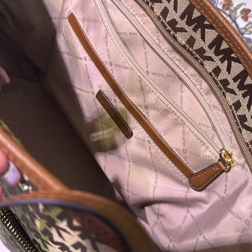 MICHAEL KORS Canvas Tote with Multiple Pockets and Gold Hardware EUC - Picture 10 of 13